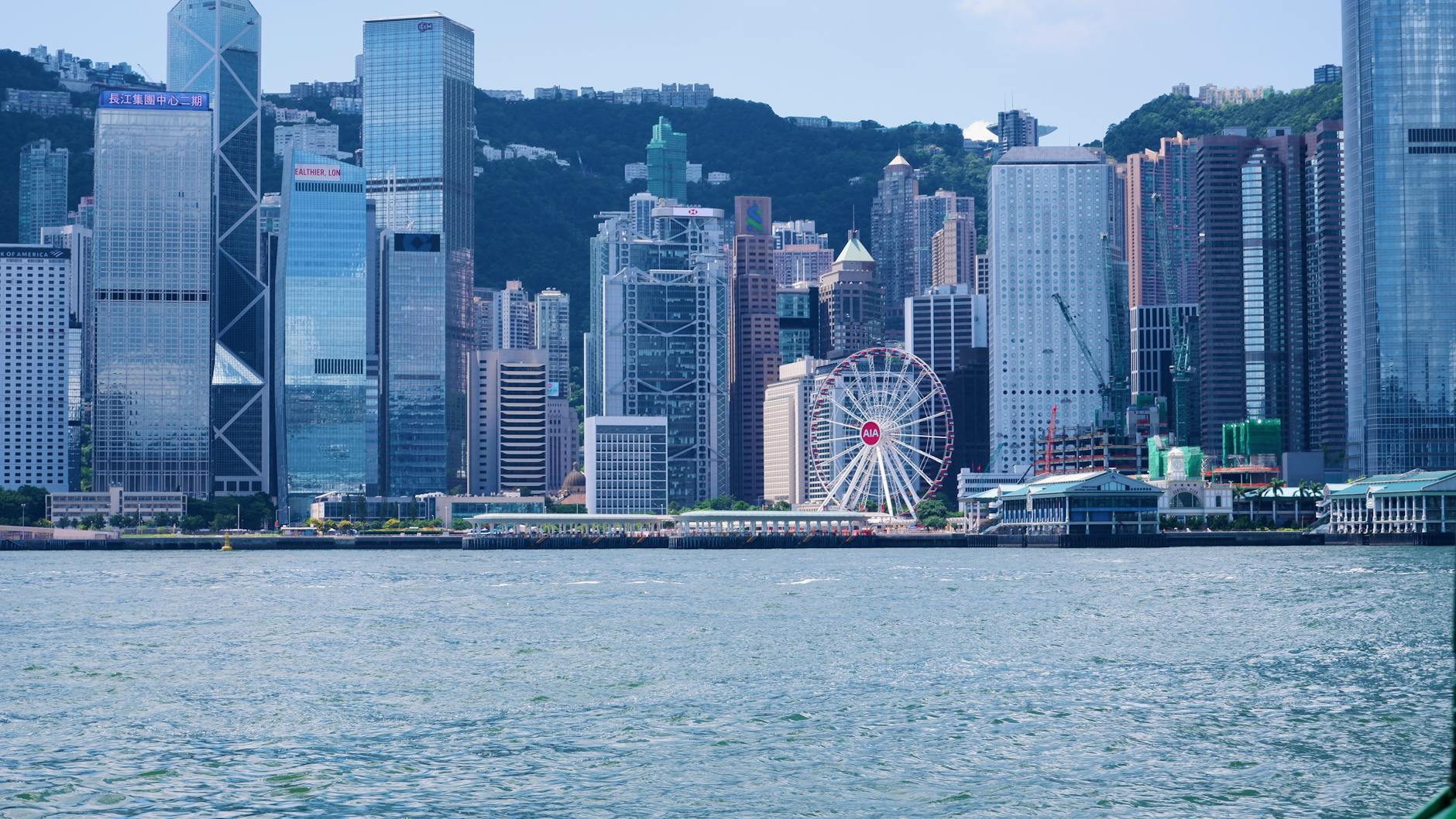 Hongkong dla miłośników sztuki: od street artu po galerie na najwyższych piętrach wieżowców Panorama hongkońskich wieżowców z diabelskim młynem nad Victoria Harbour
