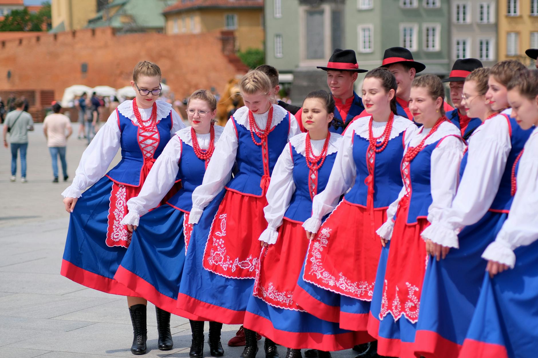 Polski zespół ludowy tańczy na otwartym festiwalu w Kanadzie