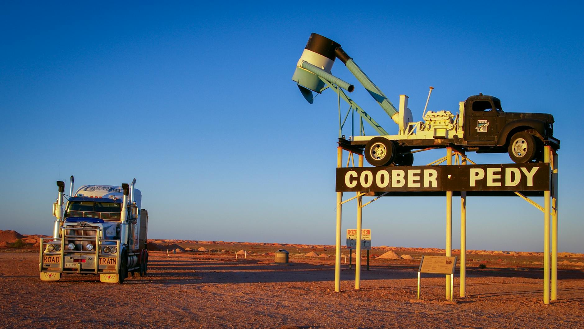 Ciężarówka road train w Coober Pedy o zachodzie słońca w outbacku