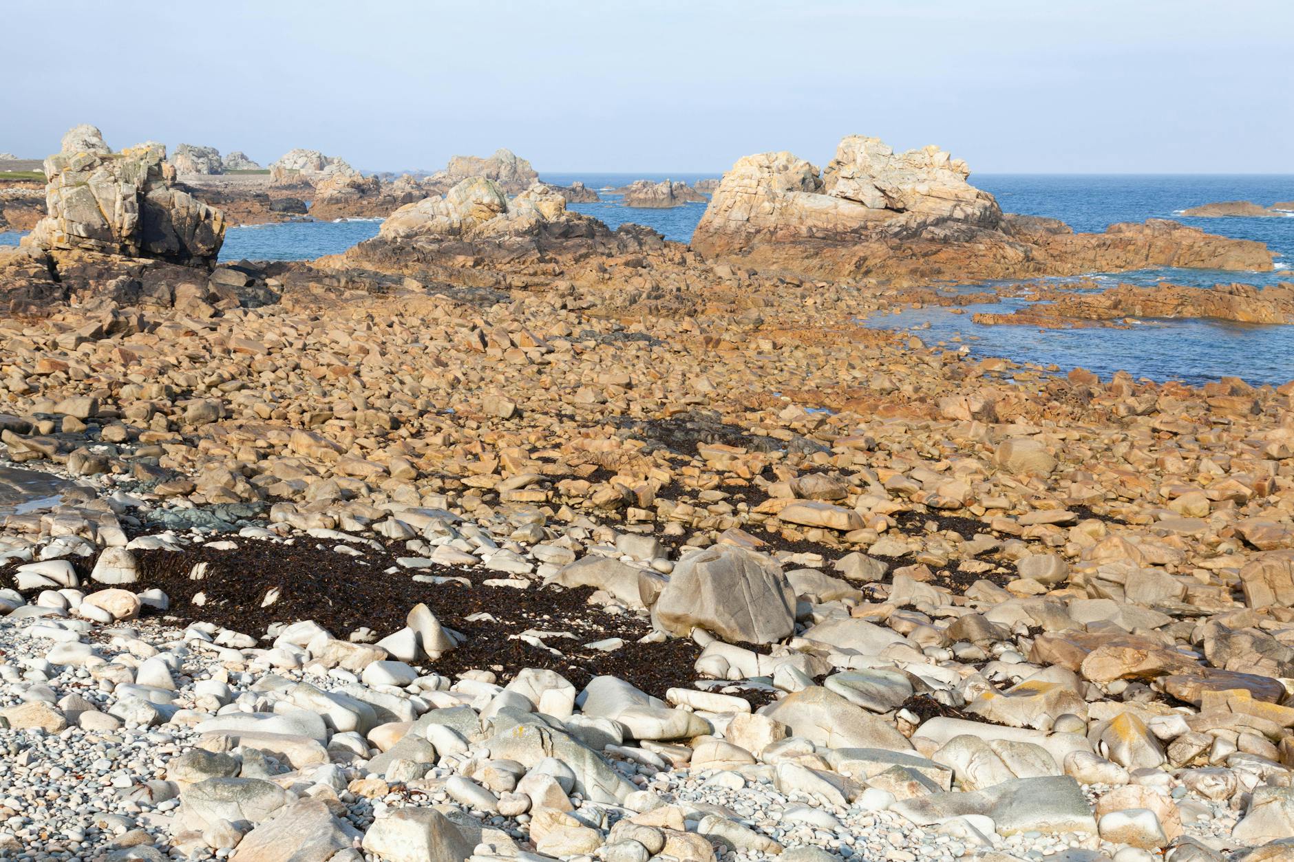 Skaliste wybrzeże Plougrescant w Bretanii nad wzburzonym Atlantykiem