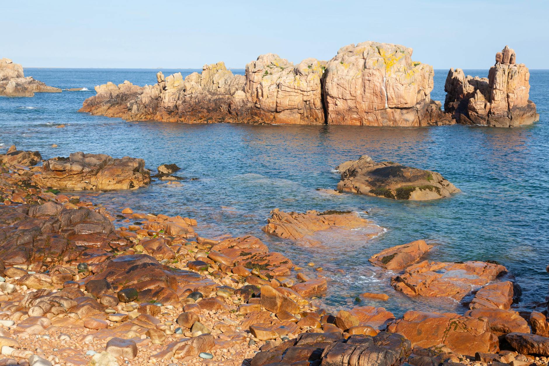 Skaliste wybrzeże wyspy Île-de-Bréhat w Bretanii