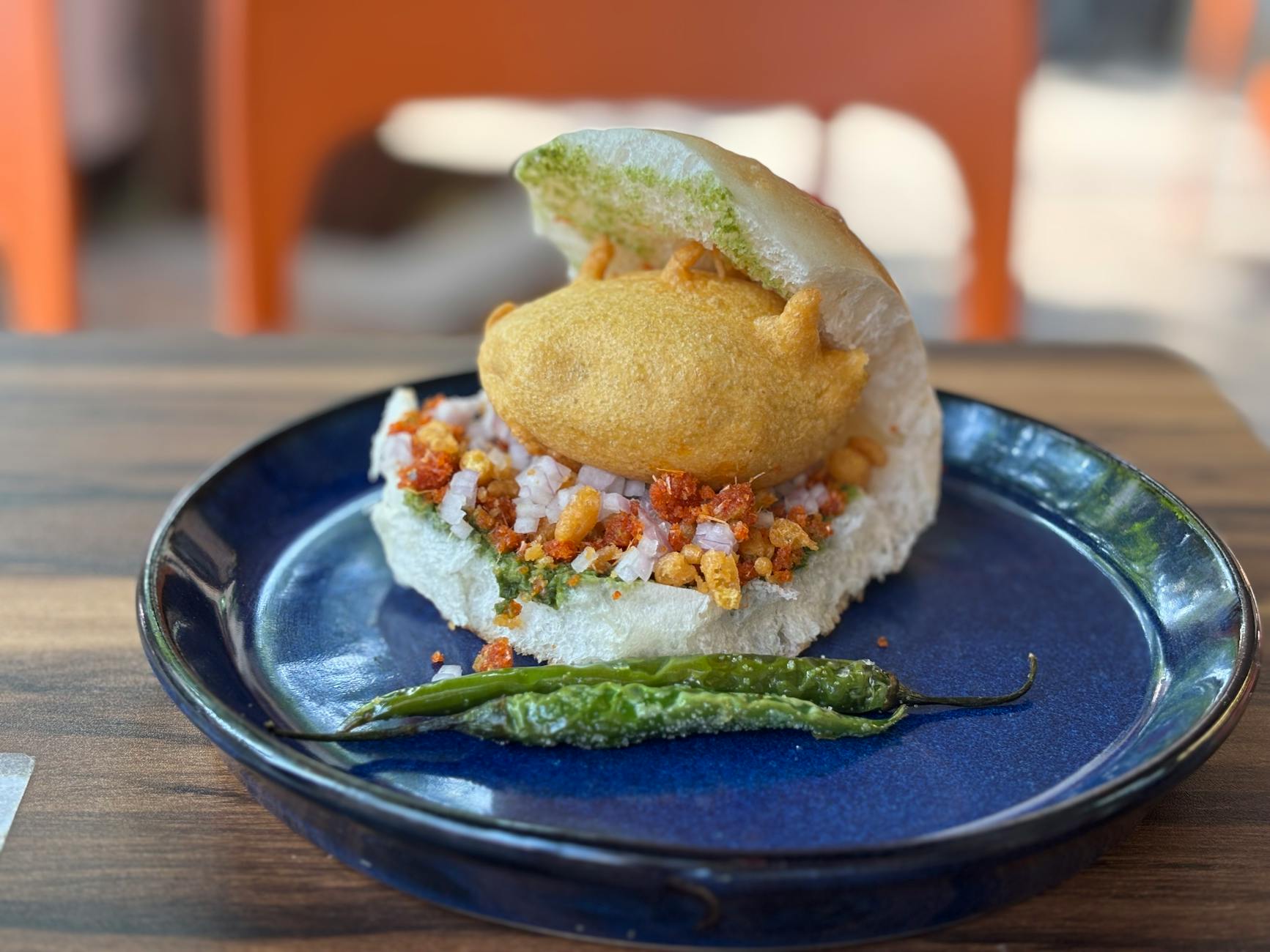 Zbliżenie na vada pav z zielonym chili, popularną przekąskę uliczną Mumbaju
