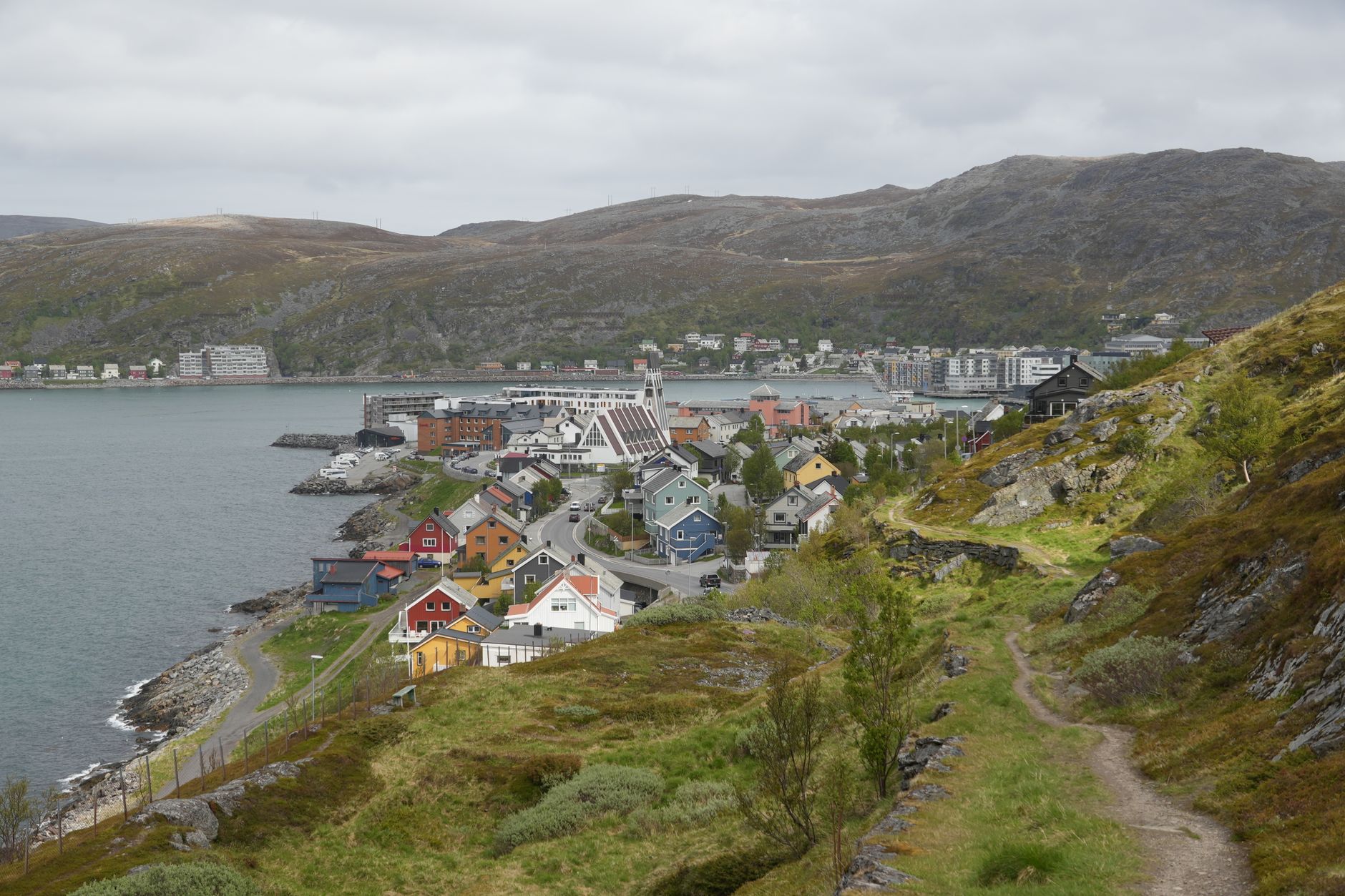 Hammerfest nad fiordem z kolorowymi domami przy spokojnym wybrzeżu