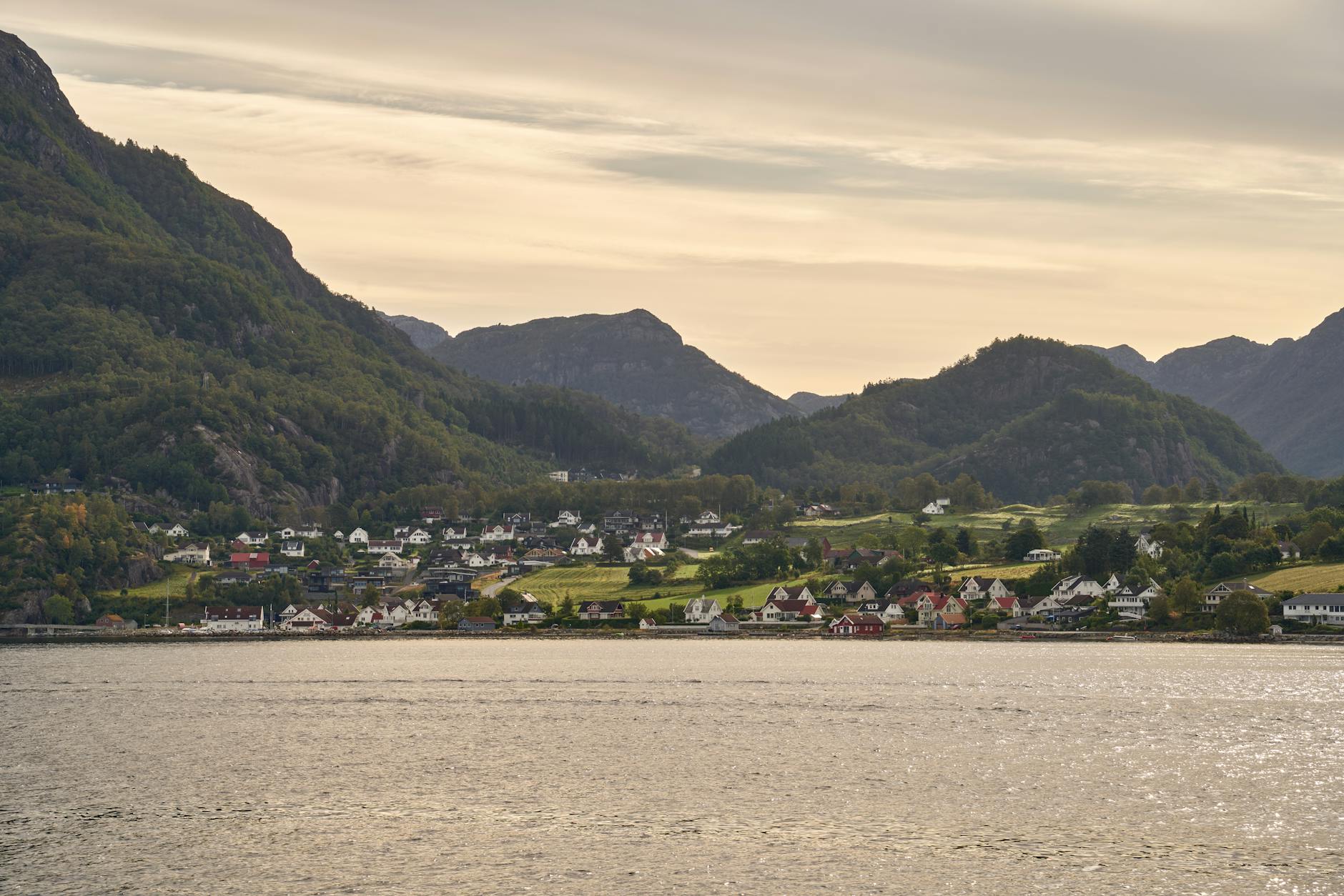 Nadmorskie miasteczko nad fiordem w regionie Rogaland w Norwegii