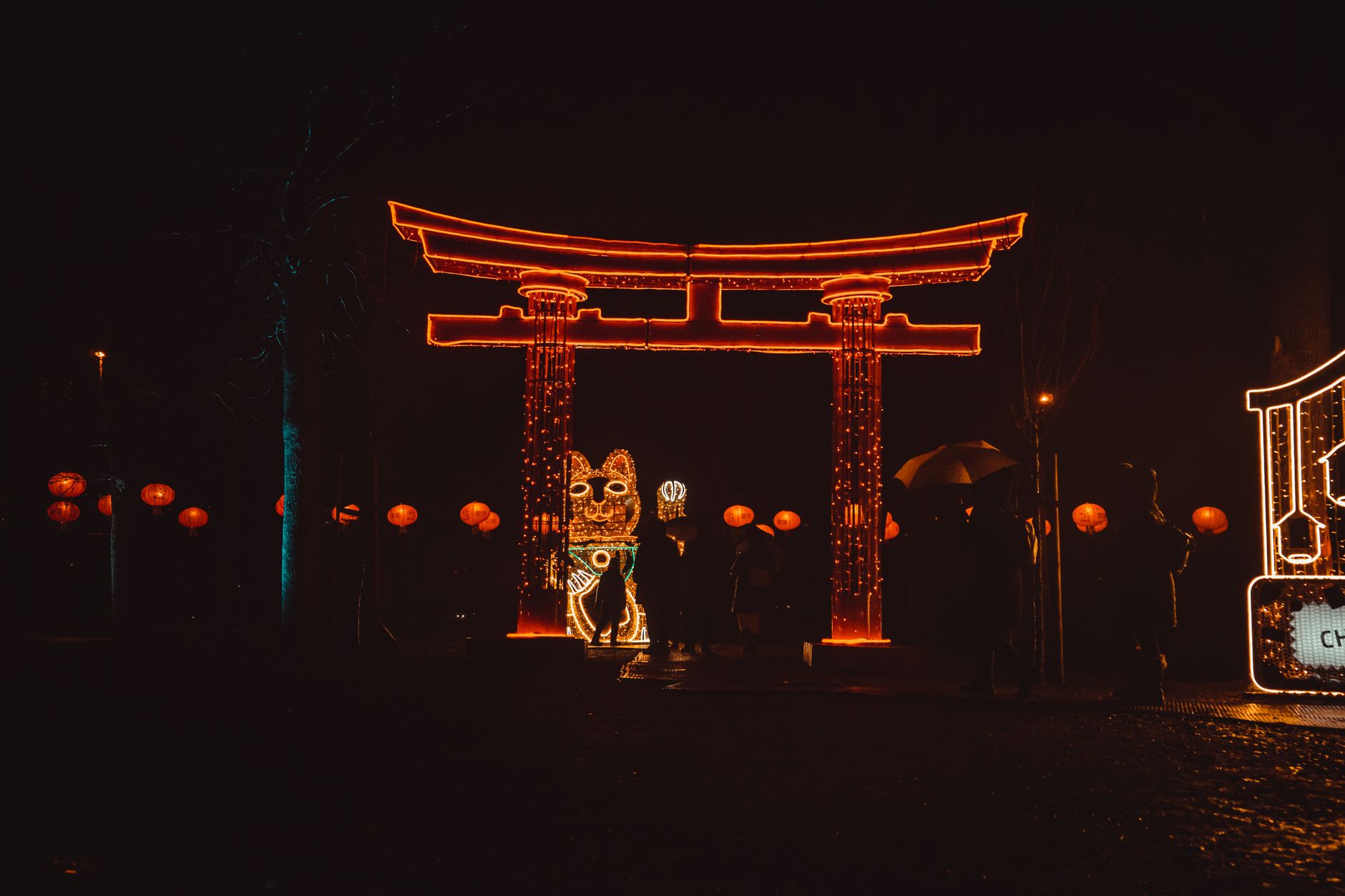 Nocna iluminacja bramy torii z lampionami podczas japońskiego festiwalu Nocna iluminacja bramy torii z lampionami podczas japońskiego festiwalu