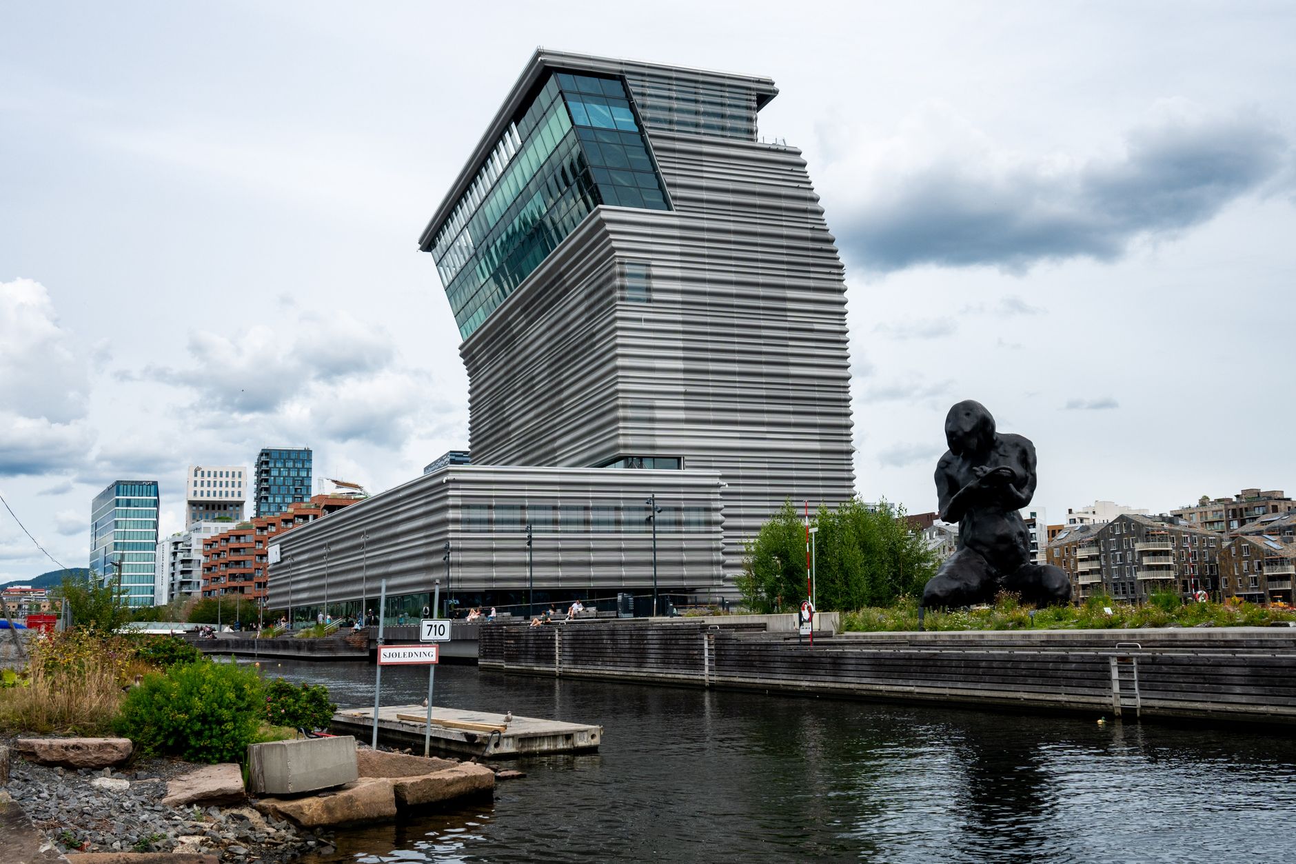Kulturowa mapa Oslo: muzea, murale i muzyka, która buduje to miasto Nowoczesna architektura nad wodą w Oslo z muzeum Muncha i rzeźbą
