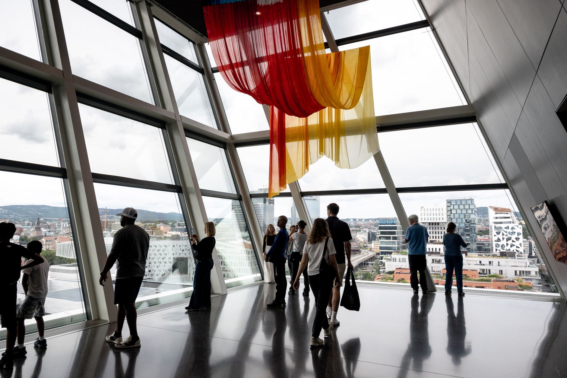 Zwiedzający przy nowoczesnej instalacji artystycznej w muzeum w Oslo