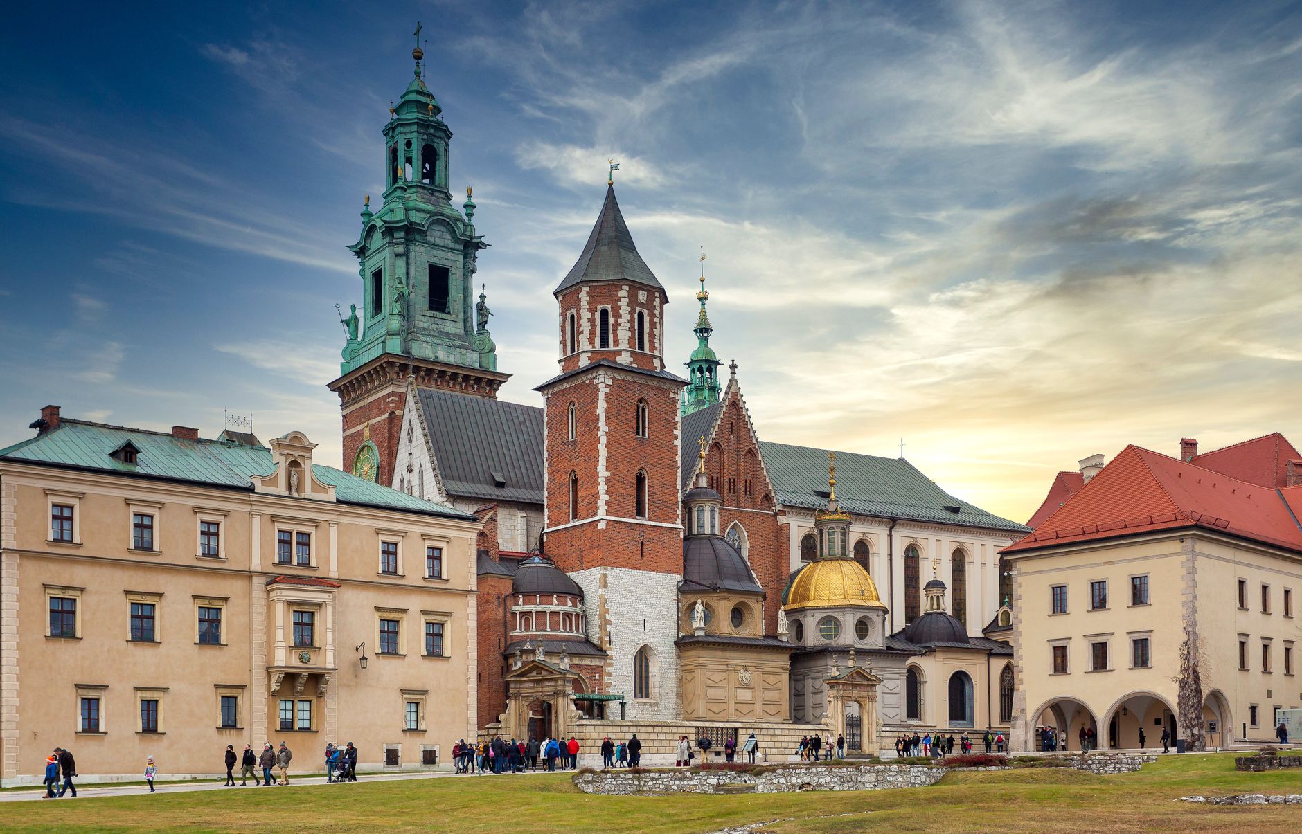 Katedra Wawelska i zabytkowe budynki na wzgórzu o zachodzie słońca