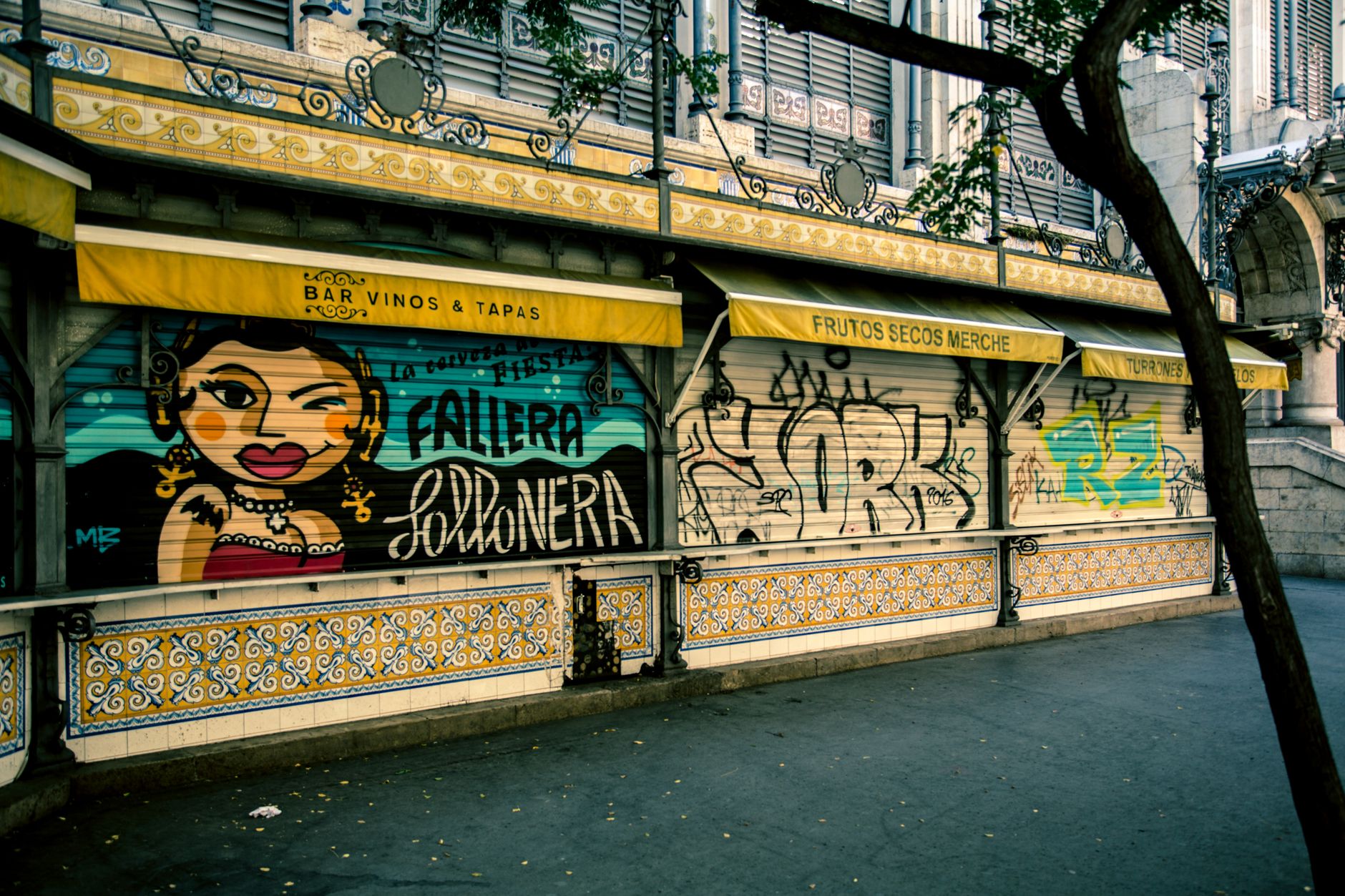Szlak tapas w Madrycie: autorski spacer po barach, których nie znajdziesz w przewodniku Kolorowe madryckie graffiti na fasadzie kamienicy w dzielnicy tapas