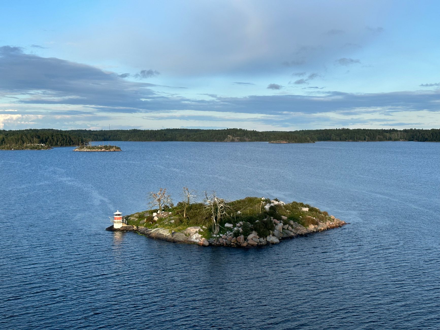 Mała wyspa z latarnią morską w spokojnym archipelagu sztokholmskim