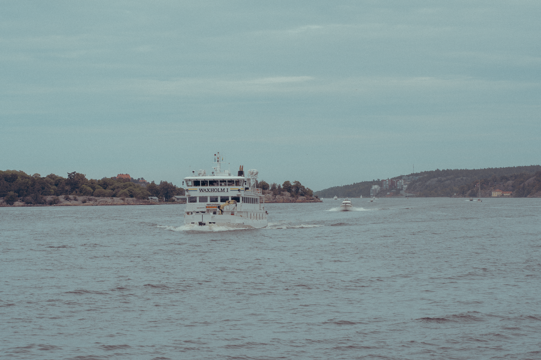 Prom pasażerski Waxholm I płynie przez archipelag sztokholmski