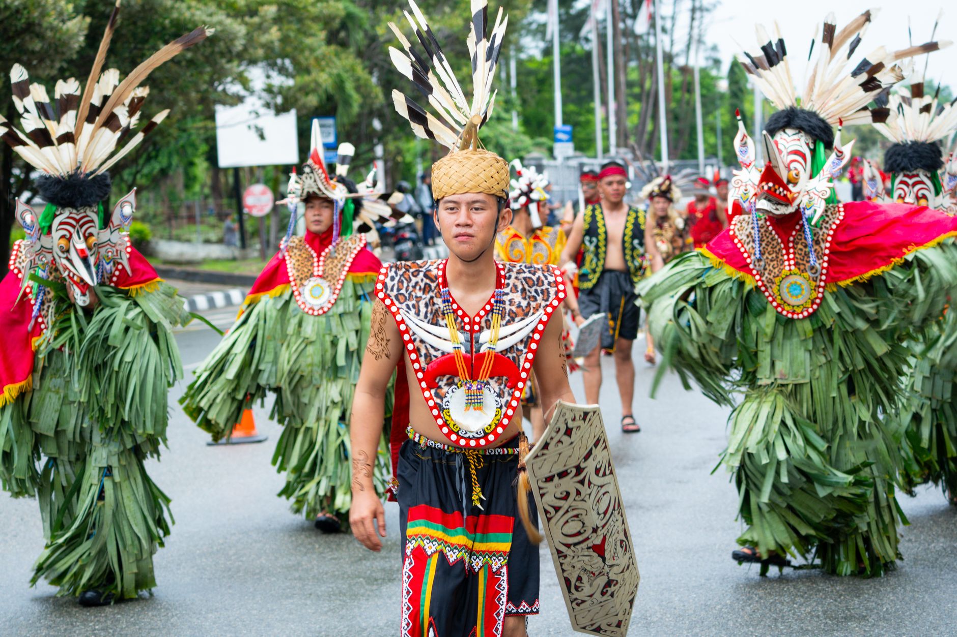 Malezyjski Borneo dla początkujących: kultura, przyroda i spotkania z rdzennymi plemionami Tancerze Dayak w kolorowych strojach podczas festiwalu na Borneo