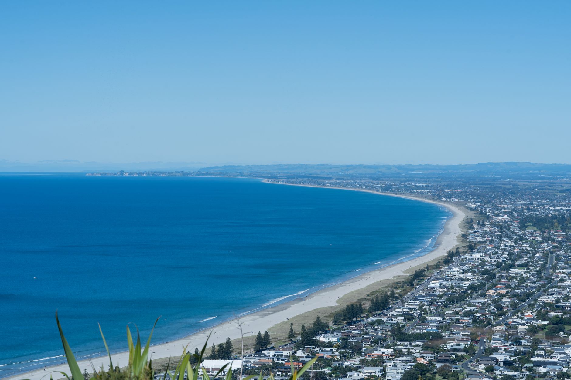 Widok wybrzeża zatoki Bay of Plenty z góry Mount Maunganui