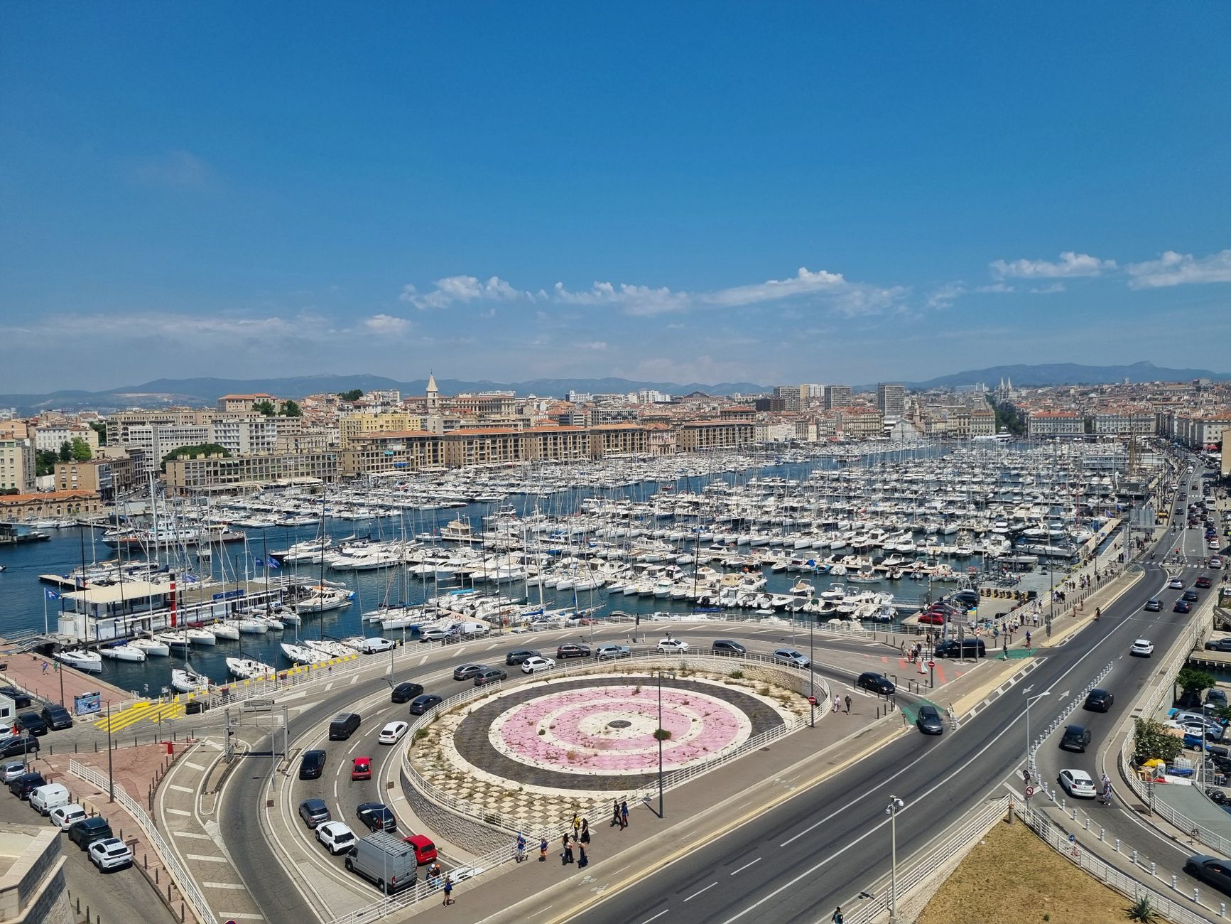 Widok z lotu ptaka na port w Marsylii z jachtami w marinie
