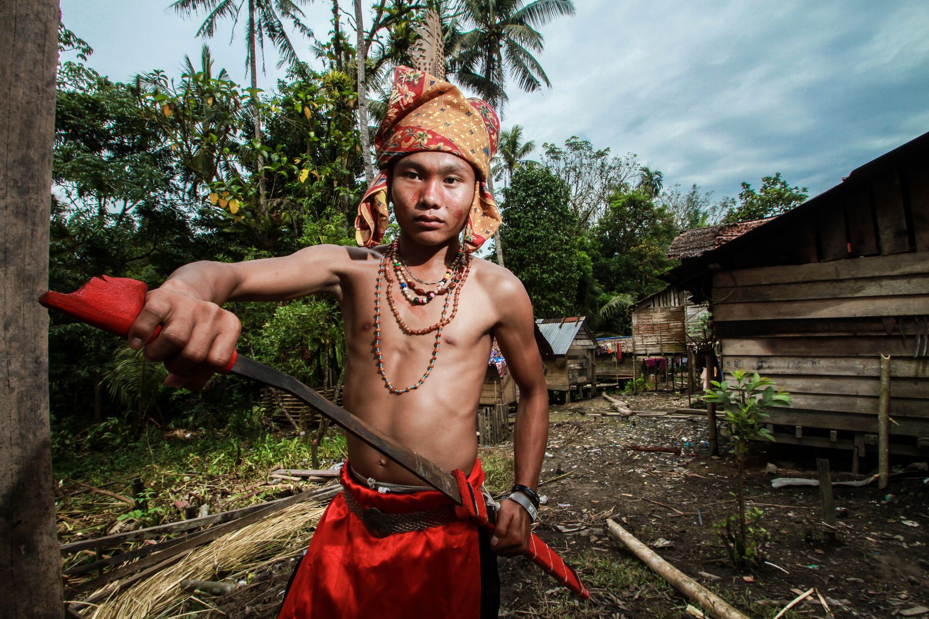 Wojownik Dajak w tradycyjnym stroju w wiosce na Borneo