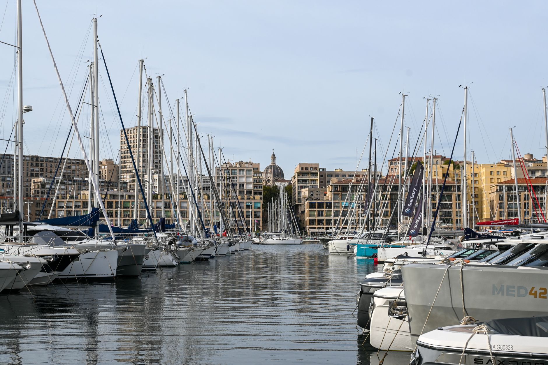 Marsylia na weekend: street art, port, muzyka i aromat bouillabaisse Żaglówki w Starym Porcie w Marsylii na tle zabudowy miasta