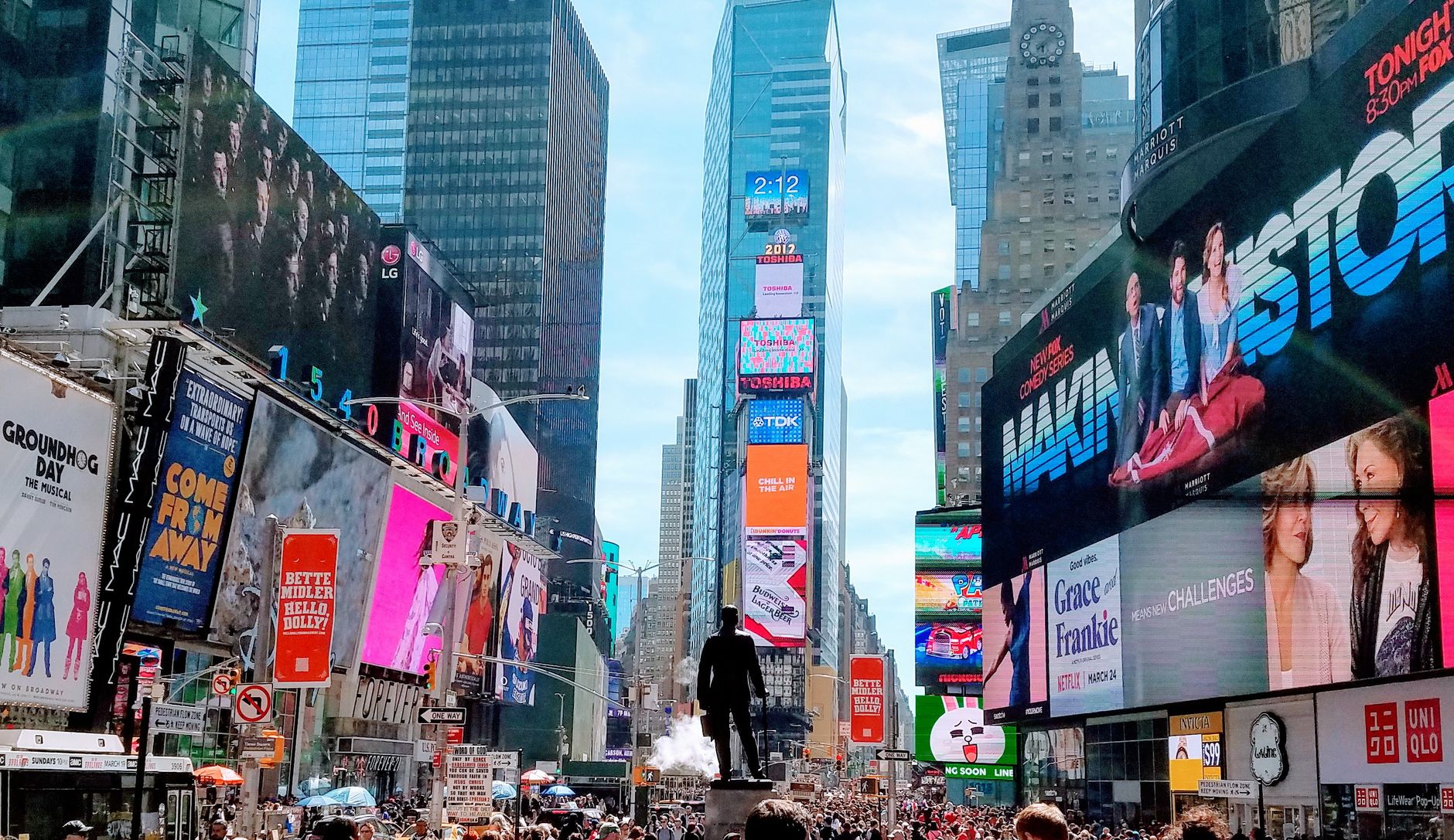 Ruchliwy Times Square w dzień, pełen neonów i wieżowców