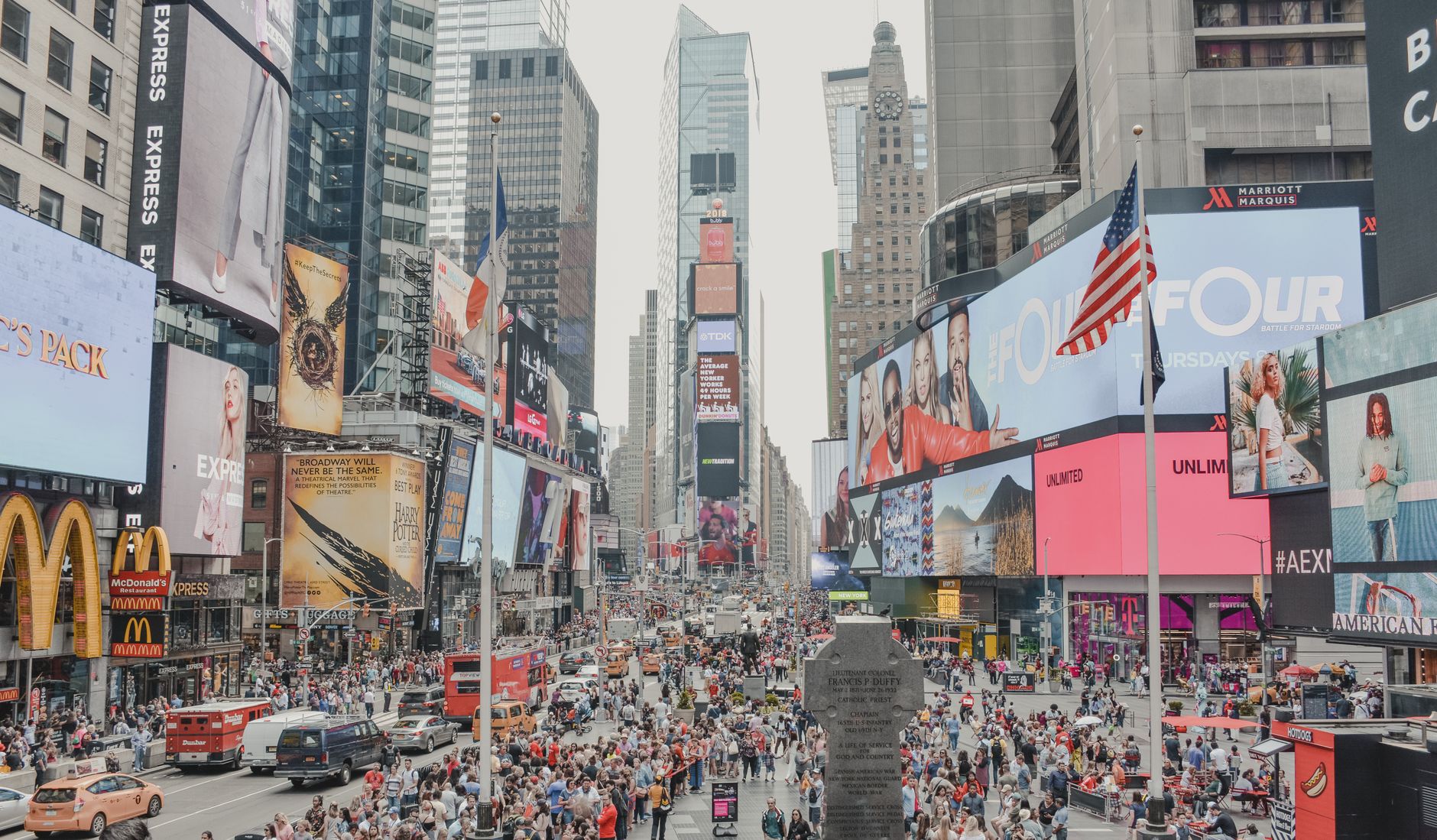Tłum przechodniów na kolorowym Times Square w Nowym Jorku