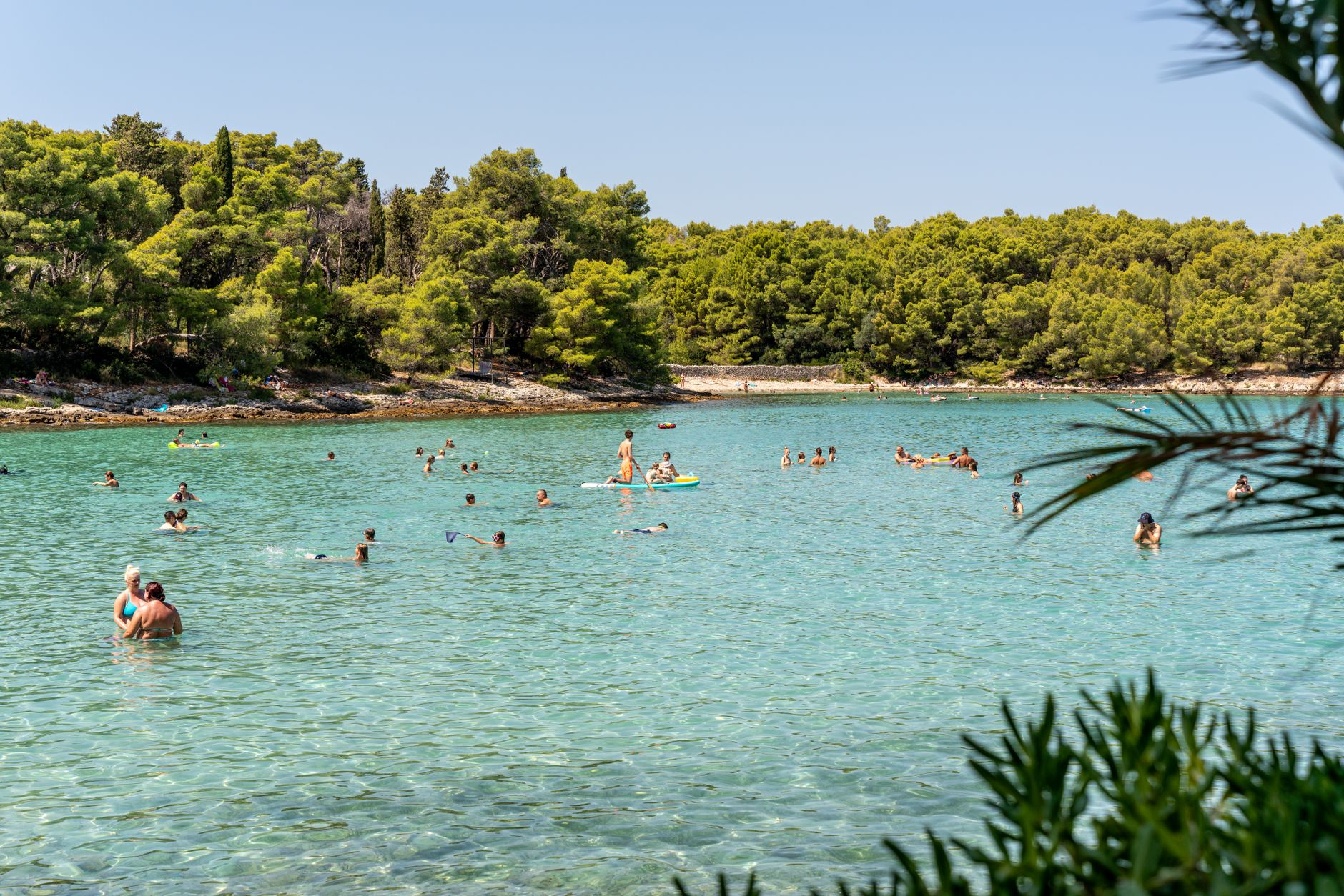 Chorwacja z dziećmi: rodzinne plaże, parki narodowe i miasteczka z historią Turyści na plaży nad krystaliczną wodą w Supetar w Chorwacji
