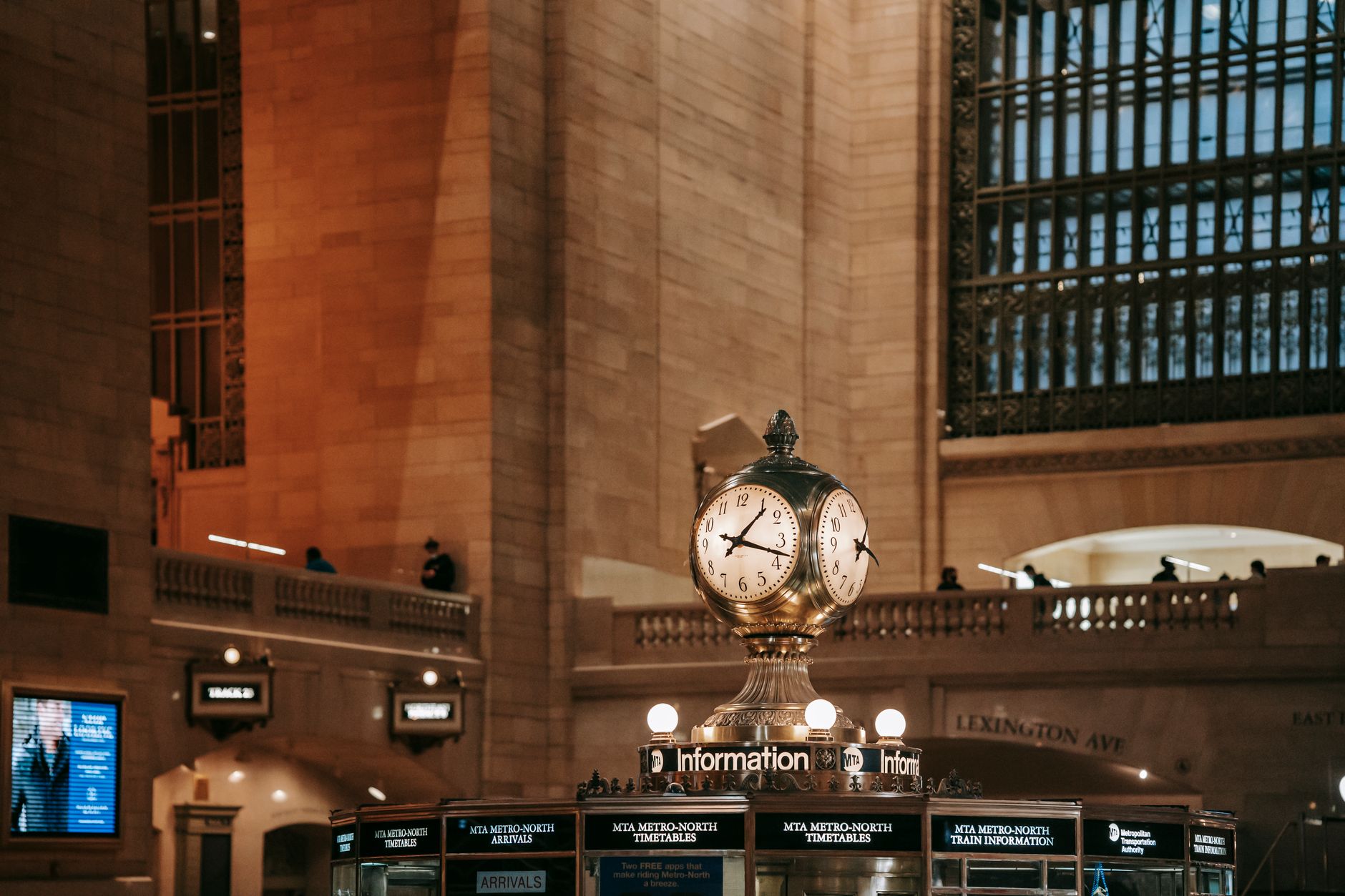 Wnętrze dworca Grand Central Terminal z zegarem w głównej hali