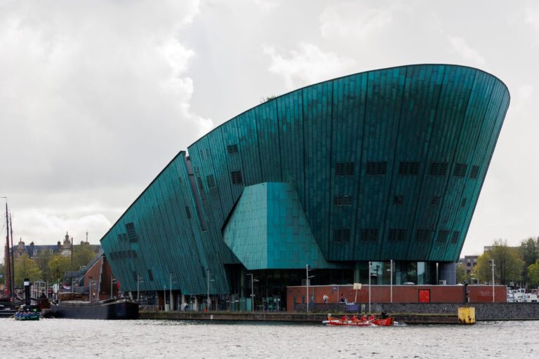 Budynek muzeum nauki NEMO nad nabrzeżem w Amsterdamie