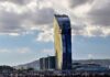 Jak płacić w Argentynie? Dólar blue, karty MEPEC i wymiana gotówki w praktyce Hotel W Barcelona na tle pochmurnego nieba