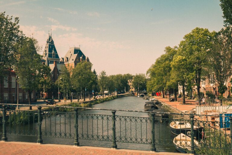 Kanał w Amsterdamie z Rijksmuseum w tle w letni dzień