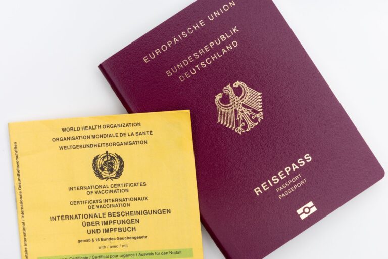 Niemiecki paszport i karta szczepień WHO w zbliżeniu