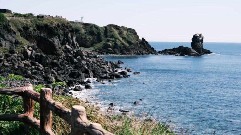 Skaliste klify i błękitny ocean na wyspie Czedżu