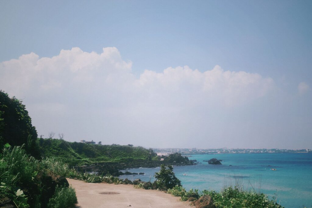 Wyspa Czedżu (Jeju) bez samochodu czy z wynajętym autem? Porównanie opcji i kosztów